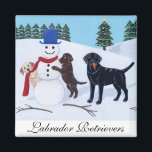 Imã Labrador Christmas com Snowman<br><div class="desc">Quadro Whimsical Labrador Retriever pintado por Naomi Ochiai, do Japão. Bom para amantes de cães que amam cães Labrador Retriever. Labrador Amarelo e Labrador de Chocolate e Labrador Negro são todos pintados na foto. Três cães Labrador estão brincando com seu boneco de neve no campo de neve branco. Típica cena...</div>