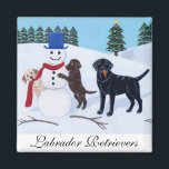 Imã Labrador Christmas com Snowman<br><div class="desc">Quadro Whimsical Labrador Retriever pintado por Naomi Ochiai, do Japão. Bom para amantes de cães que amam cães Labrador Retriever. Labrador Amarelo e Labrador de Chocolate e Labrador Negro são todos pintados na foto. Três cães Labrador estão brincando com seu boneco de neve no campo de neve branco. Típica cena...</div>