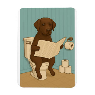 Ímã Labrador de Chocolate Lendo Jornal em Banheiro