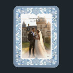 Ímã Lace cerâmico Azul claro<br><div class="desc">Impressão de rendas adicionado a um efeito cerâmico para esse padrão fino com algumas tintas de pérolas ou cabochões (desenhados). Um estilo original elegante e trabalhado. Aqui em azul claro, que dá um estilo pastel romântico, este padrão também existe em cinzas claras, preto e azul de Grécia em outras de...</div>