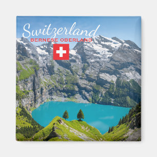 Imã Lago alpino Oeschinensee na Suíça com bandeira