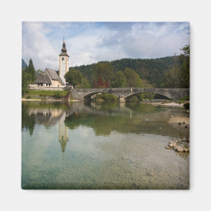 Imã Lago Bohinj com a igreja no ímã de Slovenia