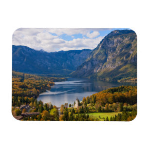 Ímã Lago Bohinj em Slovenia no outono