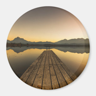 Imã Lago Hopfen com um molhe & as montanhas dos cumes