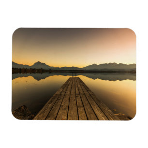 Ímã Lago Hopfen com um molhe & as montanhas dos cumes