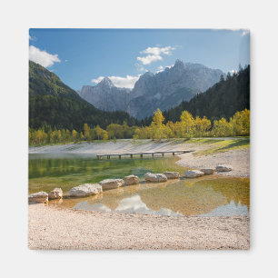 Imã Lago Jasna nos Alpes eslovenos no outono