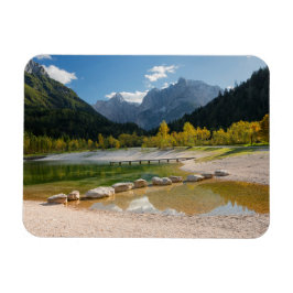 Ímã Lago Jasna nos Alpes eslovenos no outono