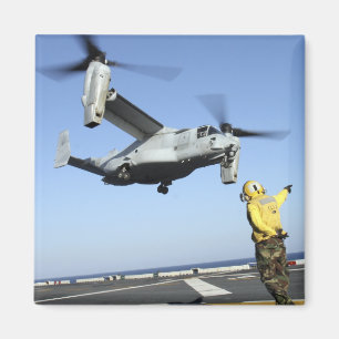 Imã Lançamentos de um Osprey MV-22 do USS Nassau
