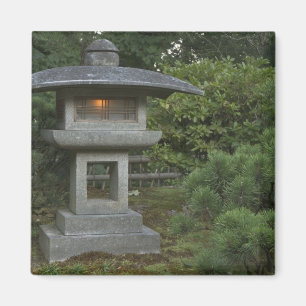 Imã Lanterna de pedra iluminada no Jardim Japonês