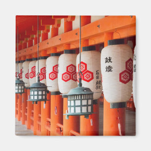 Imã Lanternas dentro do Santuário Itsukushima