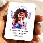 Ímã Lavanda Foto Salvar Data Floral Casamento<br><div class="desc">Anuncie seu dia especial com este ímã romântico de "save the date" com uma bela moldura de foto em arco e delicadas flores de lavanda. A paleta de cores suaves e o layout elegante criam um visual atemporal e sofisticado, perfeito para casamentos modernos e românticos.</div>
