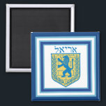 Imã Leão de Judah Emblem Ariel Hebrew<br><div class="desc">Íman quadrado com a imagem de um leão azul e amarelo de Judah emblem branco com bordas azuis claras e azuis escuras e "Ariel" em hebraico em letras azuis acima dele. Veja toda a coleção de anjos Hanukkah sob a categoria HOME na seção HOLIDAYS.</div>