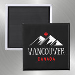 Imã Legal Vancouver Canadá Montanhas Maple Leaf Dark<br><div class="desc">Mostra três picos de montanha, Vancouver e Canadá abaixo, e uma folha de mapa canadense acima. Vancouver é a maior cidade do oeste do Canadá e tem acesso a muitas montanhas de esqui. Legal, branco e design vermelho, retrô e moderno ao mesmo tempo. Para pessoas que amam Vancouver, Colúmbia Britânica...</div>