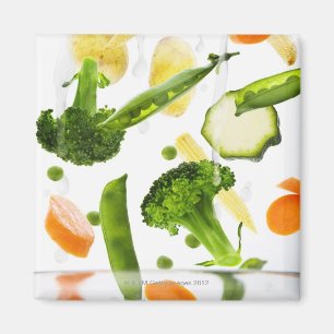 Imã Legumes frescos com água que cai em uma bacia