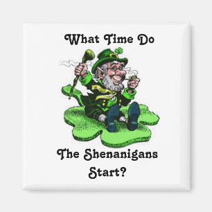 Imã Leprechaun que senta-se em um trevo