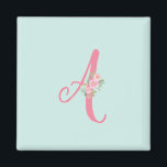 Imã Letra monográfica personalizada floral inicial<br><div class="desc">Este ímã bonito apresenta flores de aquarela cor-de-rosa macio num fundo verde-menta. Você pode personalizar este monograma para torná-lo seu.</div>
