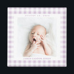 Imã Lilac Gingham Check Baby Birthdate Magnet<br><div class="desc">O doce cheque de gingham púrpura lilás é uma forma encantadora de enquadrar a foto de um novo bebê e celebrar a chegada com um ímã quadrado com o nome e a data de nascimento. Faça este ímã para um novo pai,  avós,  família ou amigos.</div>