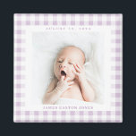 Imã Lilac Gingham Check Baby Birthdate Magnet<br><div class="desc">O doce cheque de gingham púrpura lilás é uma forma encantadora de enquadrar a foto de um novo bebê e celebrar a chegada com um ímã quadrado com o nome e a data de nascimento. Faça este ímã para um novo pai,  avós,  família ou amigos.</div>