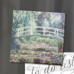 Imã Lírios de Água Brancos | Claude Monet<br><div class="desc">Lírios de Água Branca (1899) pelo Impressionista Francês Claude Monet. A pintura de arte original é um óleo na canvas de um jardim com lírios de água sob a ponte japonesa. Use as ferramentas de design para adicionar texto personalizado ou personalizar a imagem.</div>