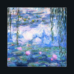 Imã Lírios de Água Rosa Monet<br><div class="desc">Um íman de água cor-de-rosa monet que contém lírios de água rosa lindos flutuando num lago azul calmo com almofadas de lírios. Um presente de Monet excelente para fãs do impressionismo e da arte francesa. Inimpressionismo sereno na natureza com lindas flores e paisagem de lagoas cênicas.</div>