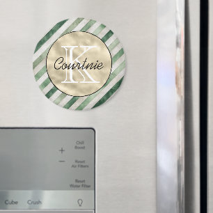 Imã Listras diagonais verdes creme Monograma dourado