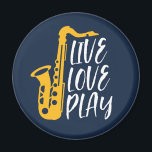 Imã Live Love Play Saxofone Player Jazz Music Lover<br><div class="desc">Orquestra retrorreflectora Vintage e design de fã de música jazz para aqueles tocando violino e saxofone em uma banda de música ou sinfonia. Legal mercadoria clássica do jazz para saxofonista, violinista, músico e artista. Música engraçada e humorada trocadilhada para violino e professor de saxofone, fã de orquestra e aqueles que...</div>