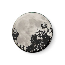 Lua atrás das folhas escuras