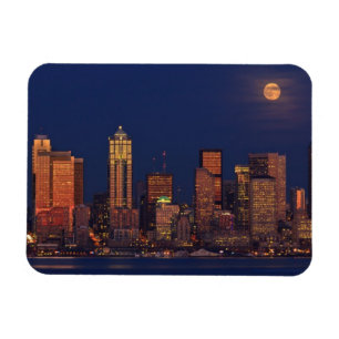 Ímã Lua cheia que aumenta sobre a skyline do centro de