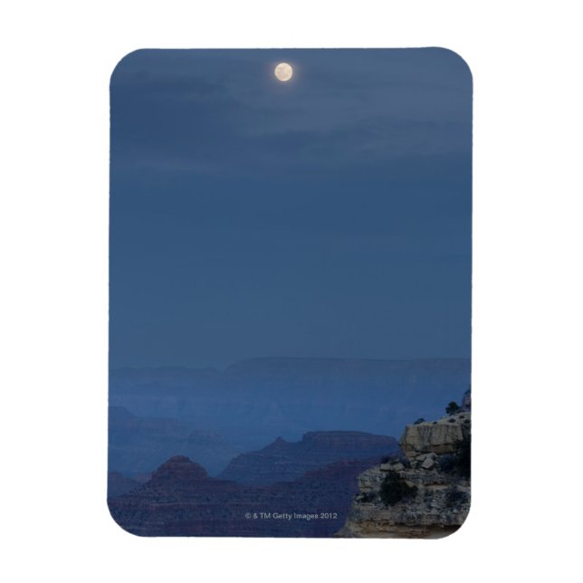 Ímã Lua de cheio sobe pelo céu ao anoitecer em Hopi (Vertical)