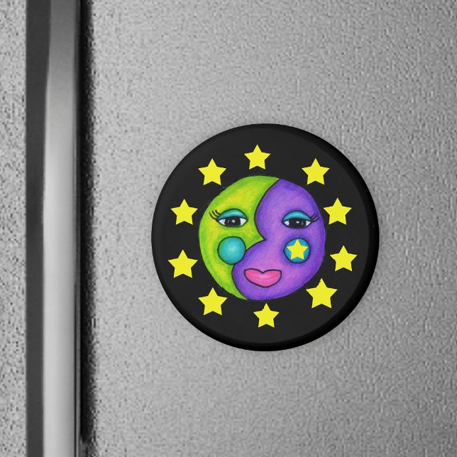 Imã Lua face e estrelas magneta (Purple green moon with cute face surrounded by yellow stars on black round magnet.)