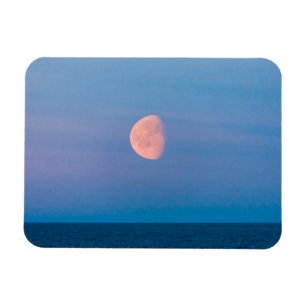 Ímã Lua Sobre o Mar de Bering Extremo Oriente Russo