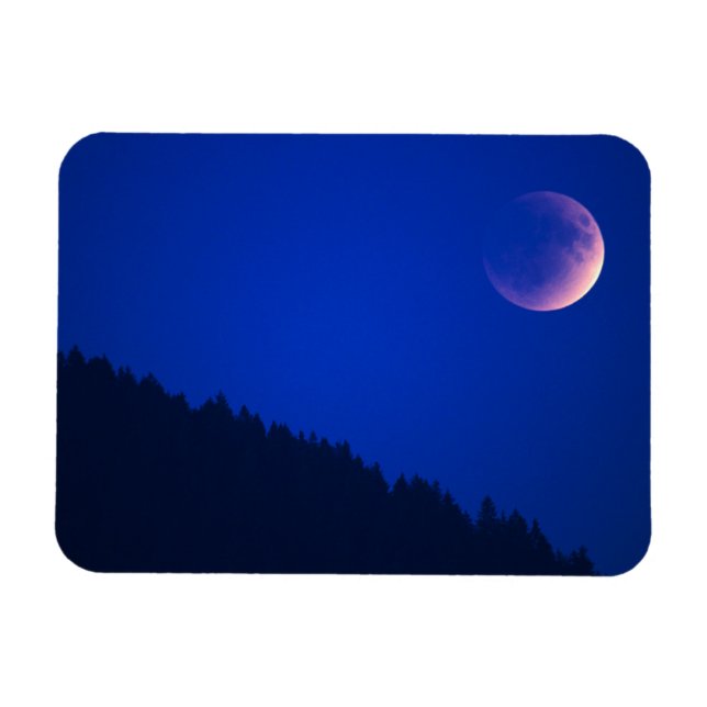 Ímã Lunar Eclipse Over Forest | Zug, Switzerland (Horizontal)