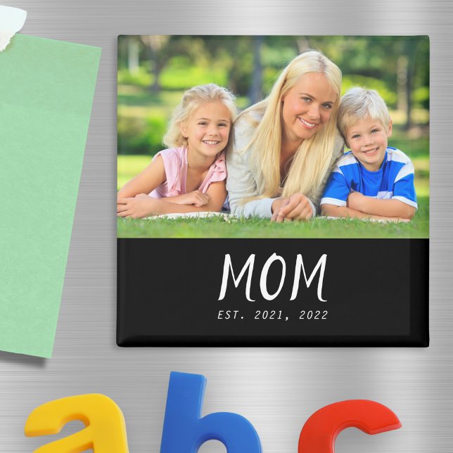 Imã Mãe Estabelecida Foto Dia das Mães (A square magnet with custom photo and "Mom est." caption with personalized year(s))
