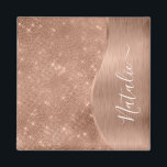 Imã Mães Metálicas Personalizadas de Bling de Glama de<br><div class="desc">Personalize facilmente este rosa dourado com metal escovado e um magneta brilhante com padrão de brilho glamouroso com seu próprio nome personalizado.</div>
