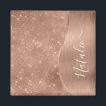 Imã Mães Metálicas Personalizadas de Bling de Glama de<br><div class="desc">Personalize facilmente este rosa dourado com metal escovado e um magneta brilhante com padrão de brilho glamouroso com seu próprio nome personalizado.</div>