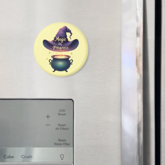 Imã Magic In Progress Witchy Cauldron Magnet