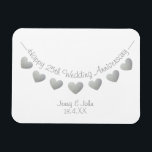 Ímã Magna de presente de casamento de 25 de prata<br><div class="desc">25 personalizado, aniversário de casamento de prata, marido e mulher imã de presente com bunda cardíaca. Um presente bonito e moderno para um casal que está comemorando seu aniversário de casamento de platina. Os nomes do casal e da data de aniversário mostrados podem ser personalizados usando o recurso personalizar. Os...</div>