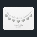 Ímã Magna de presente de casamento de 25 de prata<br><div class="desc">25 personalizado, aniversário de casamento de prata, marido e mulher imã de presente com bunda cardíaca. Um presente bonito e moderno para um casal que está comemorando seu aniversário de casamento de platina. Os nomes do casal e da data de aniversário mostrados podem ser personalizados usando o recurso personalizar. Os...</div>