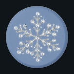 Imã Magnet Crystal Snowflake<br><div class="desc">Cristais espumantes e miçangas cintilantes decoram este floco de neve ilustrado. Este ímã faz um presente maravilhoso para os hóspedes. Está disponível em vários tamanhos e várias são perfeitas para decorar qualquer superfície magnética durante o inverno.</div>