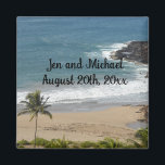 Imã Magnet de Data de Casamento de Oceano e Praia<br><div class="desc">Belo cenário em Kauai,  Havaí do oceano e praia arenosa com palmeira e ondas ondulantes. Adicione nomes ou outras informações conforme desejar.</div>