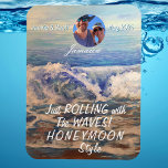 Ímã Magnet Fotográfica do Honeymoon Cruise Blue PERSON<br><div class="desc">Foto do Magnete Honeymoon Cruise PERSONALIZE. Esta design é criada com o ocupado ''Bride to Be'' em mente. Algo especial para marcar a porta do cruzeiro. No entanto, rápido e fácil de personalizar, a declaração "Apenas rolando com as ondas! Estilo de lua de mel!'', pode ser mudado para algo mais...</div>