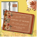 Ímã MAGNET Terracotta Floral Elegante Data de Salvamen<br><div class="desc">Esta adorável aquarela Magnet Save the Date apresenta um fundo de terracota com flores laranja bege e queimadas cercadas por verde e moldura dourada. Os toques de caligrafia são um acompanhamento perfeito das lindas flores. Uma escolha design para dar o tom para a sua celebração de casamento. Para qualquer pergunta...</div>