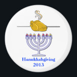 Imã Magneta comemorativa de Hanukkahning<br><div class="desc">Grato magnata de Ação de Graças / ímã comemorativo de Hanukkahning com gráficos humorísticos de um peru assado em uma haste de cuspe acima de uma menorah. Texto azul,  na parte inferior,  Thanksdoakkah 2013. Que época especial para celebrar e não acontecerá novamente por 70.000 anos!</div>