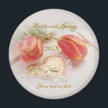 Imã Magneta de Casamento com tulipas, anéis e coração<br><div class="desc">Lindas tulipas com 2 anéis e coração. Personalize e coloque seus nomes e data do casamento.</div>