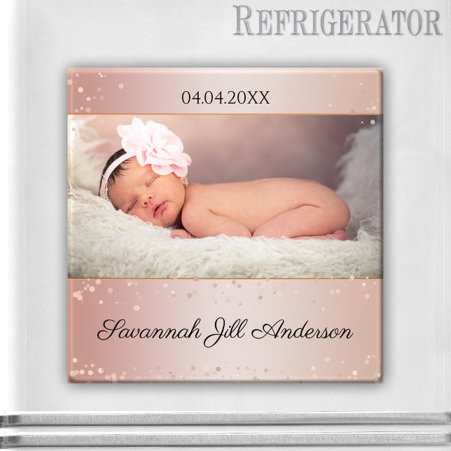 Imã Magneta de Fotos de Espumantes Dourada de Rosa de  (Baby girl personalized photo magnet with a chic pink and rose gold sparkly design)