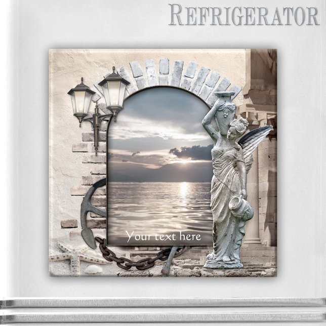 Imã Magneta Náutica Italiana Clássica (Italian nautical magnet featuring a coastal scene with Roman arch, angel and lantern)