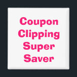 Imã Magneta Super Economizador de Recorte de Cupom<br><div class="desc">O imã Super Economizador de Clipe do cupom permite que todos saibam como economizar dinheiro. Faz uma imã de geladeira divertida,  um presente para o seu amigo favorito ou usa-os como favoritos para festas de troca de cupons. Letra cor-de-rosa em branco.</div>