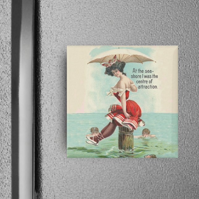 Imã Magneta Vitoriana de Bela Bala (Victorian lady in red bathing suit with parasol on log in ocean with admirers on square magnet.)