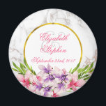 Imã Magnolias de Aquarela, Casamento de Textura de Mar<br><div class="desc">Um imã de casamento com um elegante design moderno - uma textura falsa de mármore em branco constitui o fundo. A camada sobre o topo é uma moldura com uma borda falsa de folha de ouro. Flores grandes,  cor-de-água,  cor-de-rosa e roxa,  magnólias,  com sotaques verdes,  enfeitam o design.</div>