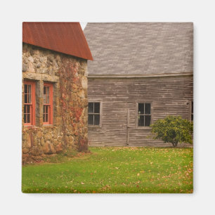 Imã Maine, Antigo edifício de pedra e celeiro de madei